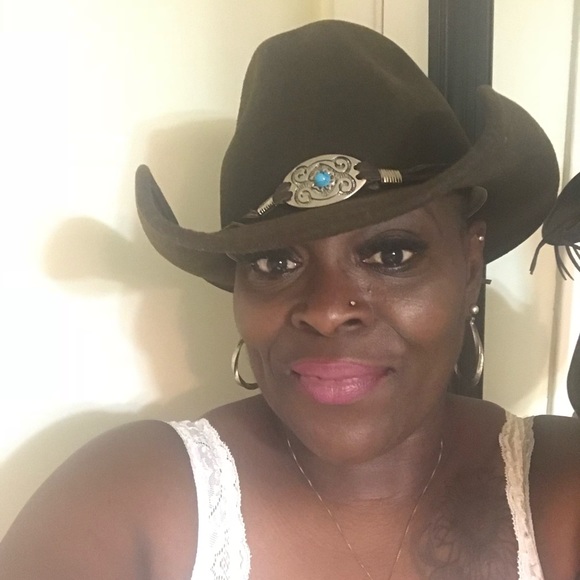 Meet your Posher, Dee - Picture 6 of 7